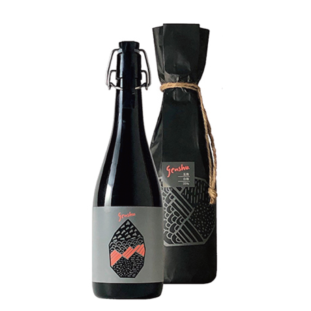 原料：玉茜 麹：米麹（黒麹） 蒸留方法：常圧 アルコール度数：35%
genshu.シリーズ第3弾、鹿児島県産玉茜で仕込んだ原酒。
立ち香・含み香共にダージリンのような紅茶香とトロピカルなニュアンスが非常に強く感じられ、インパクトのある華やかな酒質です。ドライフルーツのような甘さの後に少しの苦みを感じますが余韻は早めに切れていき、全体的に引き締まった印象の味わいです。
生トマト、梅やオリーブなどの木の実、紅茶やコーヒー、生クリームと相性の良い銘柄です。
